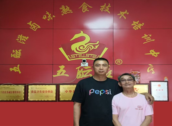 卤菜培训案例-徒弟与祖师爷合影留念