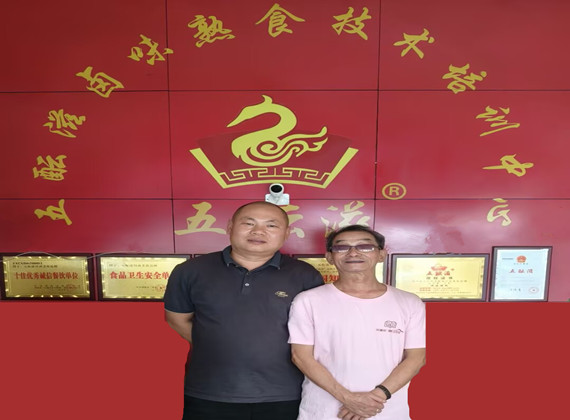 卤菜培训案例-徒弟与祖师爷合影留念