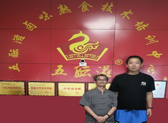 卤菜培训案例-徒弟与祖师爷合影留念